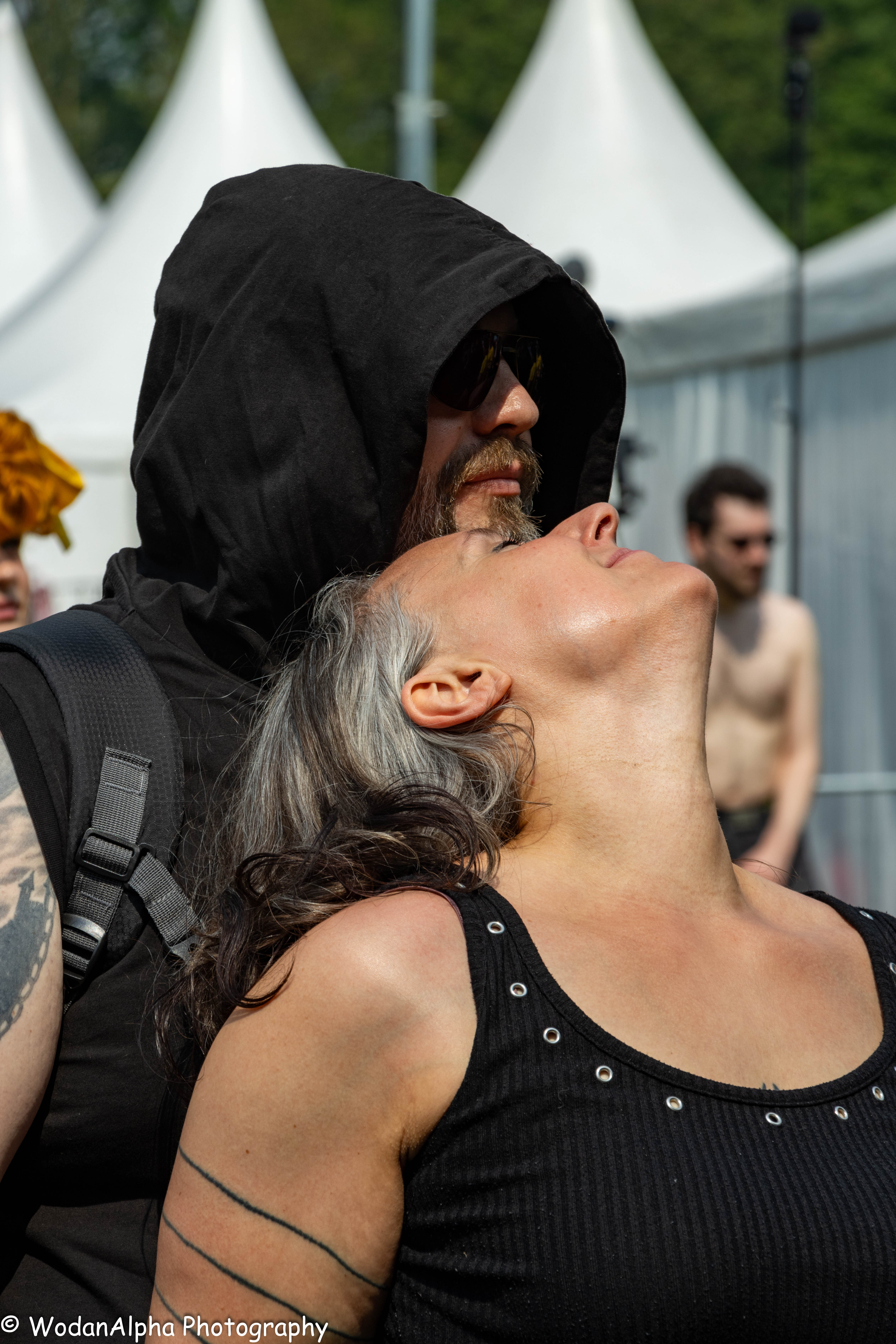 Nederlandse festival paar omhelzing emotionele fotografie WodanAlpha Photography
